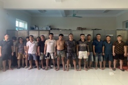 Pháp luật - Bắt quả tang nhóm đánh bạc trong nhà phao "lưu động" tại khu vực sông Hồng