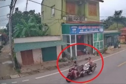 Tin tức trong ngày - Clip: Tài xế cởi trần phóng xe máy chạy vun vút, tông ngã nữ “ninja” đi xe SH