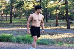 Đàn ông - Bạn trai Lệ Quyên chạy miệt mài, "độ" dáng để đứng chung sân khấu với 30 chị đẹp