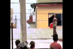 Clip hài hước - Hàng xóm "hóng hớt" khi thấy đôi chân vắt qua cửa sổ