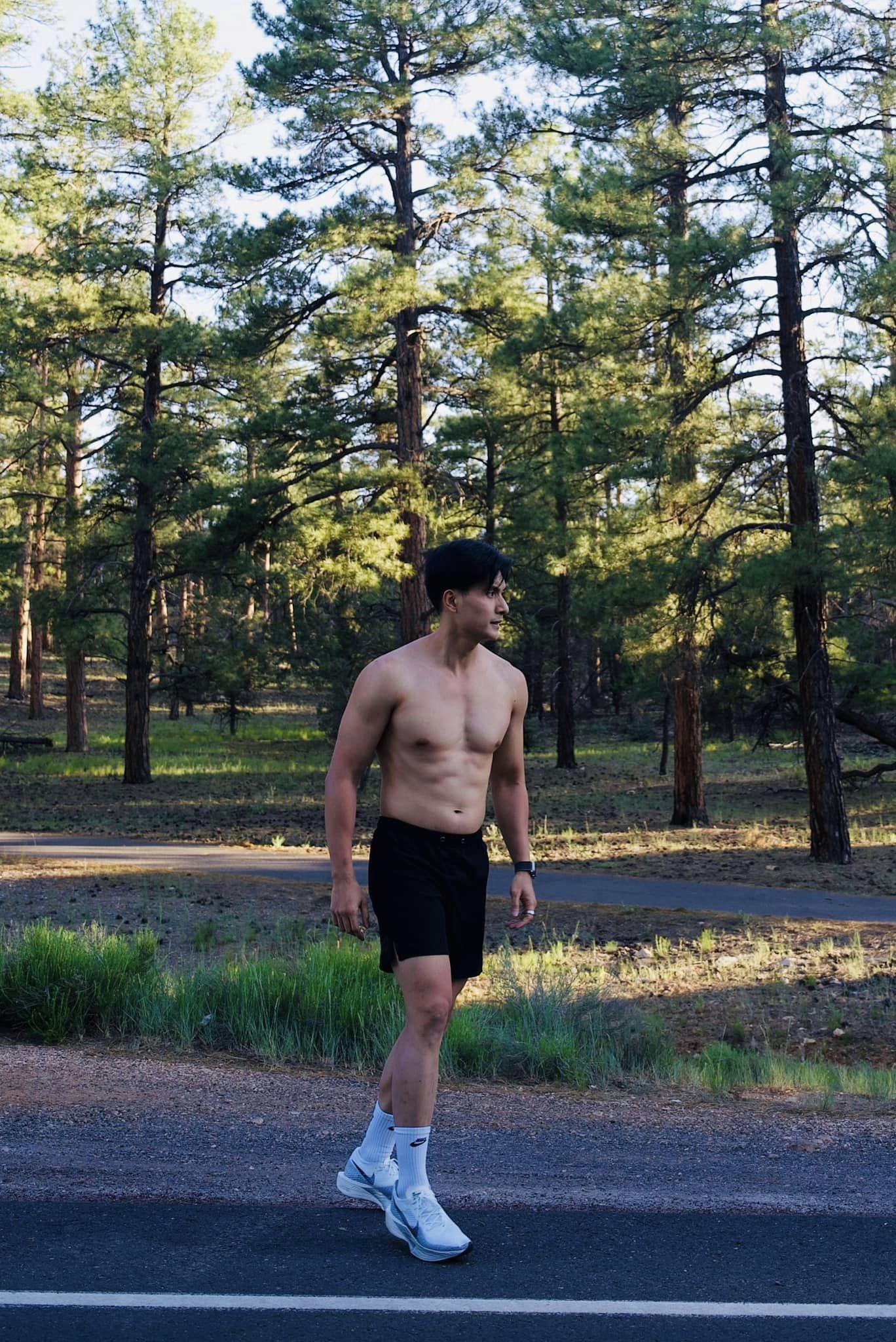 Lâm Bảo Châu khoe thân hình cơ bắp khi chạy bộ.