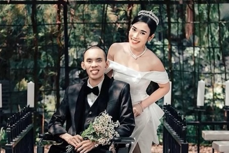 Chàng trai ngồi xe lăn 13 năm hạnh phúc khi cưới được vợ trẻ đẹp