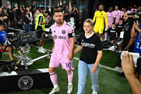 Cô gái nắm tay Messi trên sân vận động khiến danh thủ Beckham phấn khích là ai?