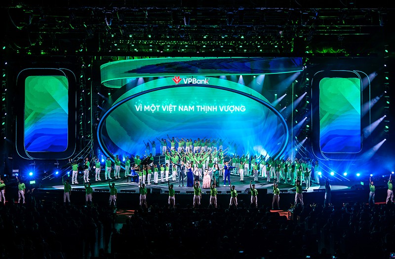 Tiết mục We are the family – ca khúc truyền thống của VPBank được xướng lên bởi giọng ca của chính các lãnh đạo ngân hàng và dàn VPBanker nhí đến từ khắp mọi miền đất nước.