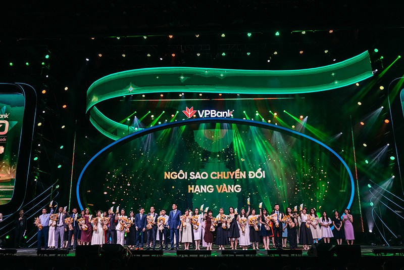 Tri ân cho sự cống hiến hết mình của CBNV, tại sự kiện, Ban lãnh đạo VPBank đã trao tặng gần 1.000 giải thưởng cho các lãnh đạo, CBNV xuất sắc với tổng giá trị giải thưởng lên tới gần 50 tỷ đồng.