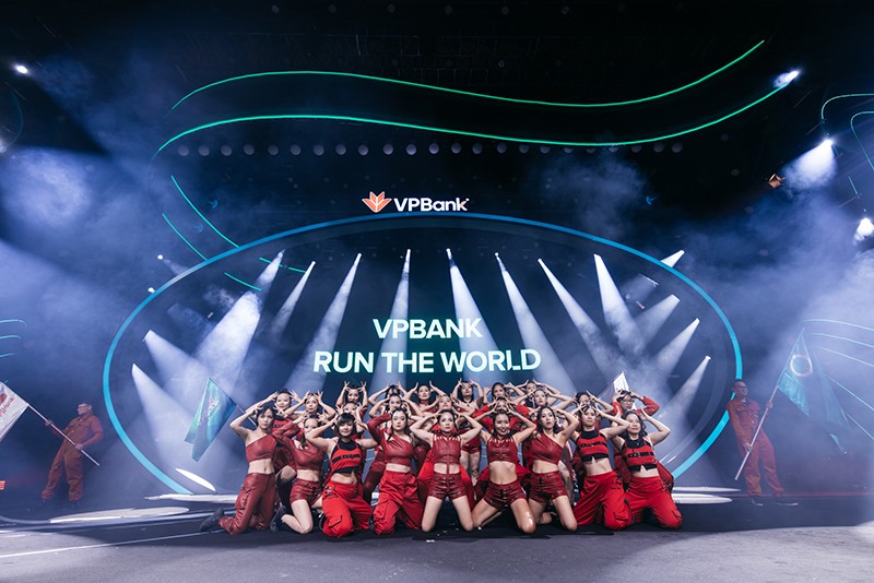 Bùng nổ với chùm tiết mục đặc sắc đến từ các ngôi sao tài năng không chuyên yêu nghệ thuật của ngôi nhà VPBank trong Đêm chung kết cuộc thi Rising Star.