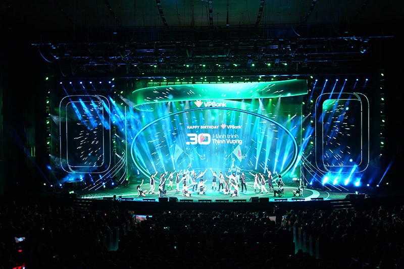 Đêm Gala VPBank 30 – Hành trình Thịnh Vượng diễn ra tối 12/8 tại Trung tâm Hội nghị Quốc gia với sự tham dự của hơn 3.600 người được xem là chương trình có quy mô hoành tráng bậc nhất dành cho những lãnh đạo, CBNV xuất sắc của VPBank.