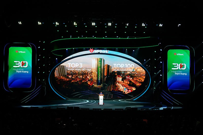 Tại sự kiện, ông Ngô Chí Dũng, Chủ tịch HĐQT VPBank chia sẻ, thành công của VPBank trong suốt hành trình 30 năm đến từ nhiều yếu tố nhưng quan trọng nhất là yếu tố con người. Một chiến lược phát triển và kế hoạch thực thi có tốt đến đâu cũng khó thành công nếu thiếu đi đội ngũ nhân sự tốt. “Với năng lực của mình, các bạn hoàn toàn có thể lựa chọn những tổ chức khác, công việc khác an nhàn hơn. Nhưng các bạn đã lựa chọn, gắn bó, đồng lòng chia sẻ và cống hiến hết mình vì mục tiêu chung của ngân hàng, phải hy sinh sự cân bằng giữa công việc và cuộc sống gia đình. Các bạn chính là tài sản quý giá, là nguồn nội lực mạnh mẽ giúp VPBank chinh phục những mục tiêu tham vọng” - Chủ tịch HĐQT VPBank chia sẻ.