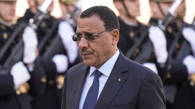 Ông Mohamed Bazoum tới Paris gặp Tổng thống Pháp Emmanuel Macron vào ngày 16/2/2023.