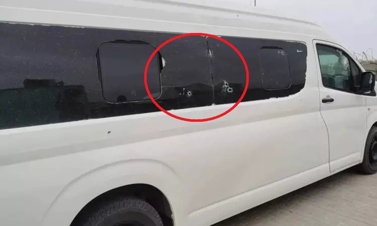 Phần kính chống đạn của chiếc xe tải trong đoàn xe Trung Quốc có nhiều vết đạn bắn. Ảnh: Thời báo Hoàn cầu
