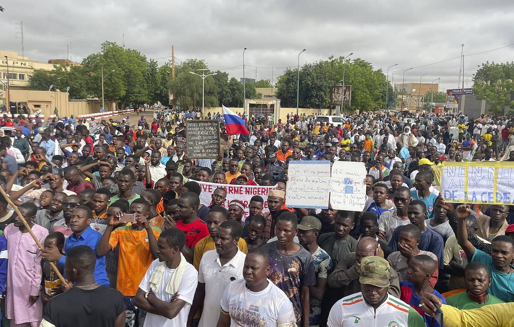 Đám đông biểu tình ủng hộ chính quyền quân sự ở Niger.
