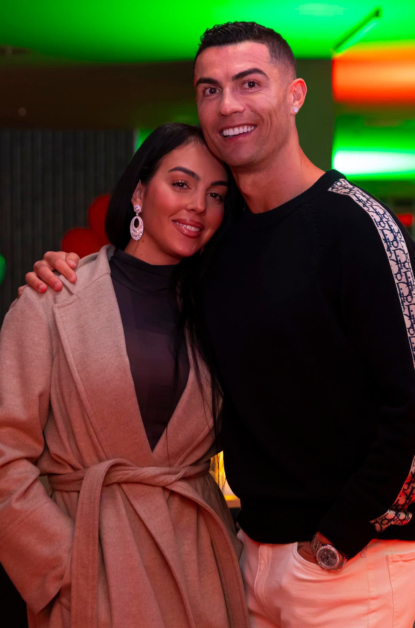 Cristiano Ronaldo và nửa kia - Rodriguez.