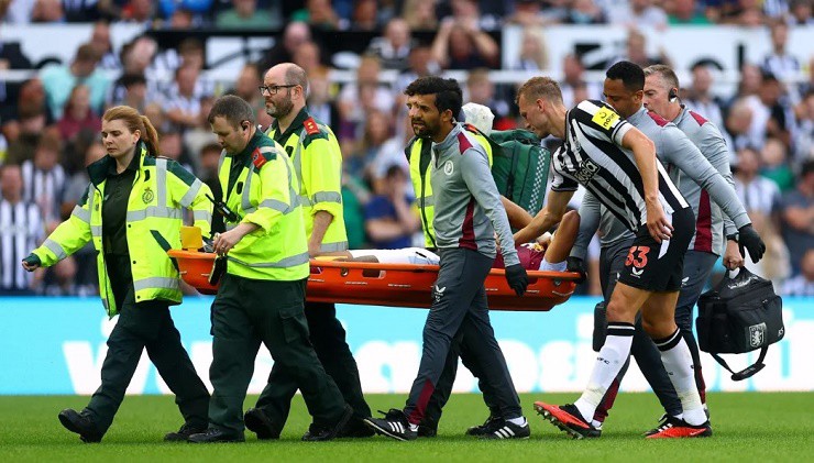 Tyrone Mings&nbsp;rời sân bằng cáng trong trận thua 1-5 của Aston Villa trước Newcastle