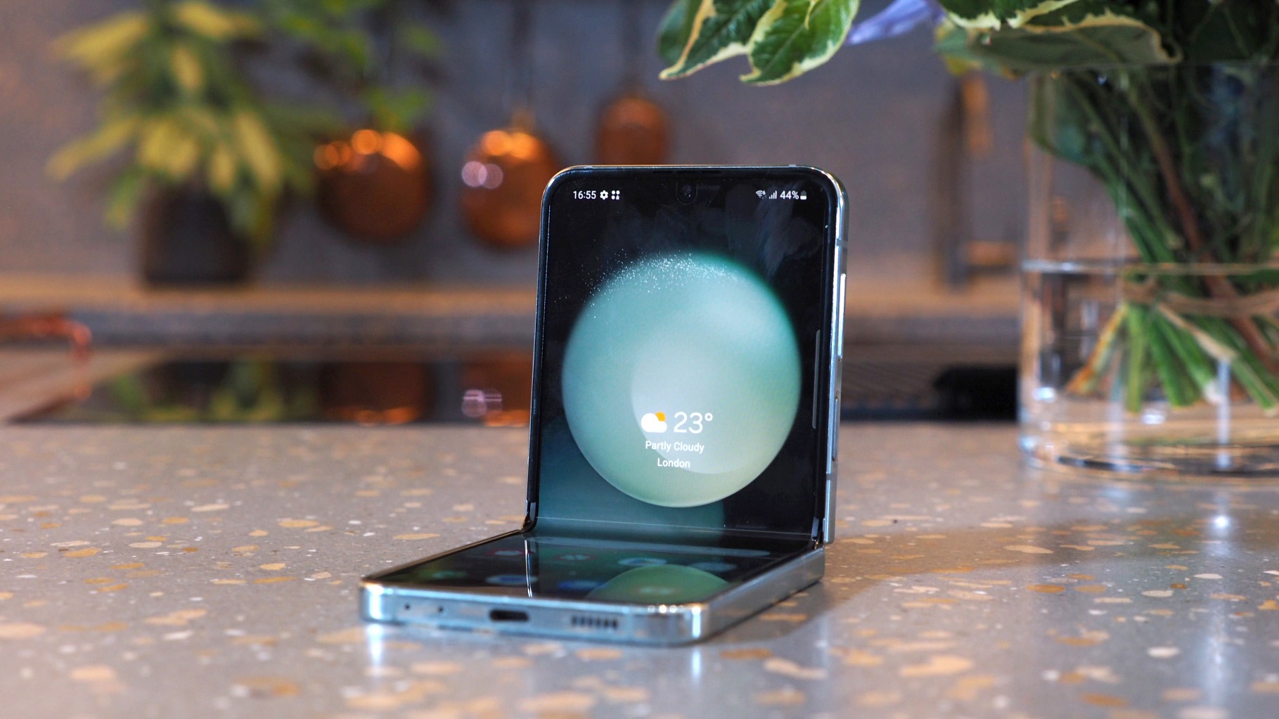 Vén màn sức chống chịu đáng kinh ngạc của Galaxy Z Flip 5 - 1