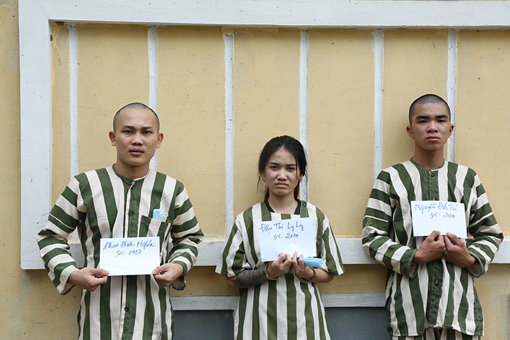 Các đối tượng Nghĩa, Ly và Tú tại cơ quan công an