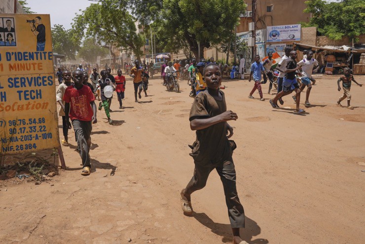 Người dân Niger đi bộ trên đường ở thủ đô Niamey vào ngày 13/8/2023.