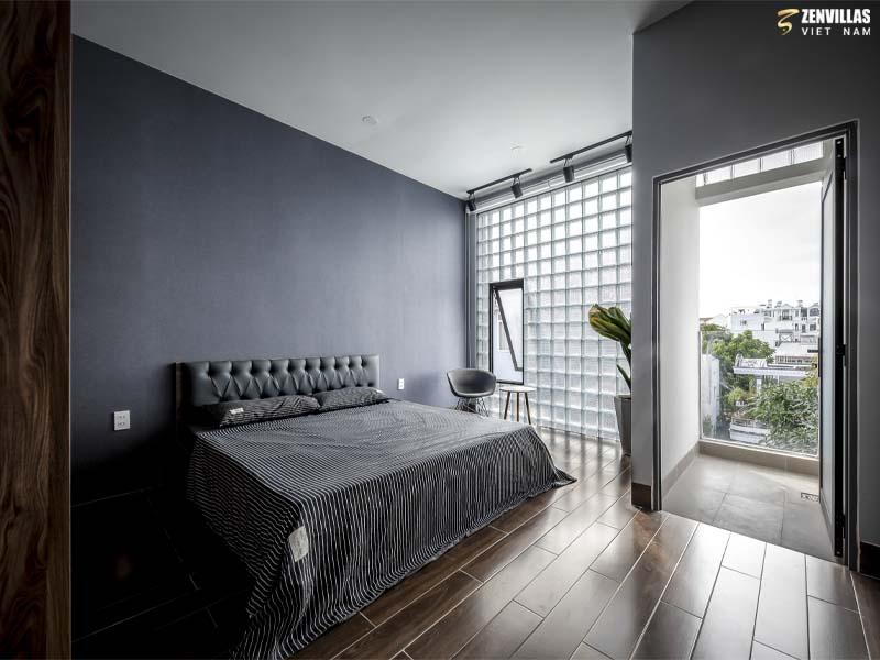 Không gian gây ấn tượng mạnh bởi hệ thống kính ốp đan xen các lỗ thoát khí