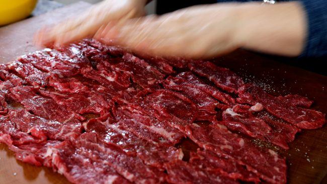 Công thức làm gỏi bò áp chảo tuyệt ngon đãi cả gia đình - 2