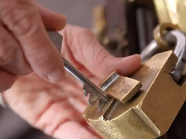 Bạn trẻ - Cuộc sống - Tức giận vì bị đuổi việc, một người khóa chặt cửa văn phòng, nhốt 9 đồng nghiệp cũ