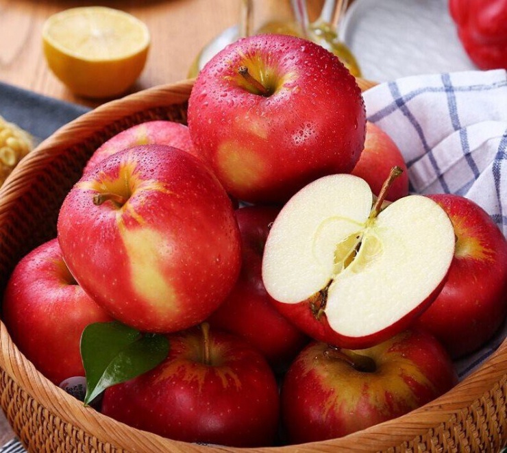 Táo chứa nhiều chất dinh dưỡng quan trọng như chất xơ, vitamin, khoáng chất và chất chống oxy hóa. Ăn một quả táo mỗi ngày đem lại nhiều lợi ích sức khỏe. Ảnh minh họa.