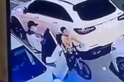 Hà Nội: Cảnh sát giải cứu bé trai bị ”bắt cóc” lên ô tô ở Long Biên