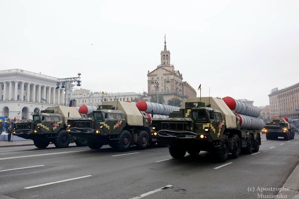 Xe phóng tên lửa S-300 của Ukraine. Ảnh: Mil.in.ua