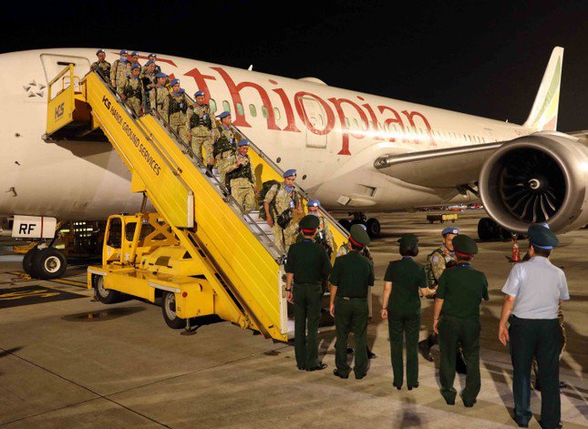 Máy bay của hàng không Ethiopian Airlines chở ĐCB số 1 hạ cánh xuống sân bay Nội Bài vào rạng sáng 15/8.