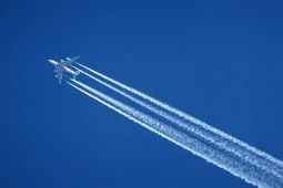 Tại sao máy bay để lại vệt khói trắng trên bầu trời?