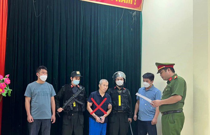 Cơ quan chức năng đọc lệnh khởi tố Hà Văn Giót. Ảnh: Công an cung cấp