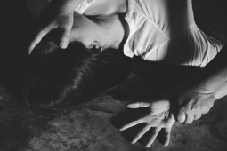 Pháp luật - Bắt gặp vợ bị cưỡng hiếp, chồng nổi điên cầm dao tấn công "yêu râu xanh"