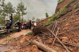 Tin tức trong ngày - Sạt lở gây ách tắc trên đèo Mã Pí Lèng