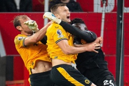 Bóng đá - Trọng tài nhận án phạt vì "giúp" MU thoát penalty, thủ môn Onana lên tiếng