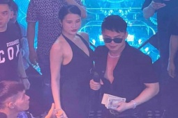 Giải trí - Du Thiên ngỡ ngàng vì được fan Nhật tặng hơn 300 triệu đồng ngay trên sân khấu