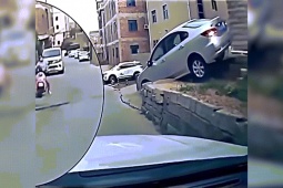 Ô tô - Clip: Pha lùi ô tô khiến cô gái bỏ cả xe máy để... chạy