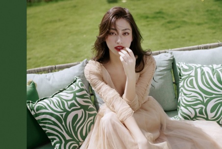"Hoa hậu đẹp nhất Cao Bằng" đón tuổi mới với suit "không phòng hộ"