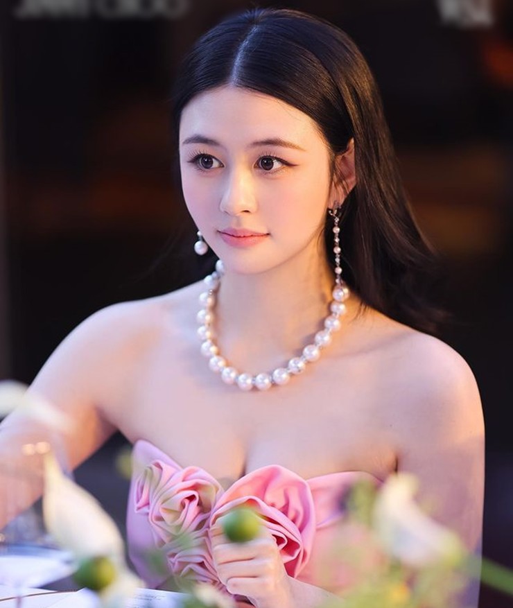 Con gái "bom gợi cảm đẹp nhất lịch sử Hong Kong" càng lớn càng đẹp chuẩn mỹ nhân - 4