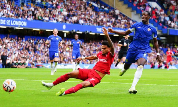 Liverpool (áo đỏ) chỉ giành được kết quả hòa 1-1 trên sân Chelsea vòng mở màn