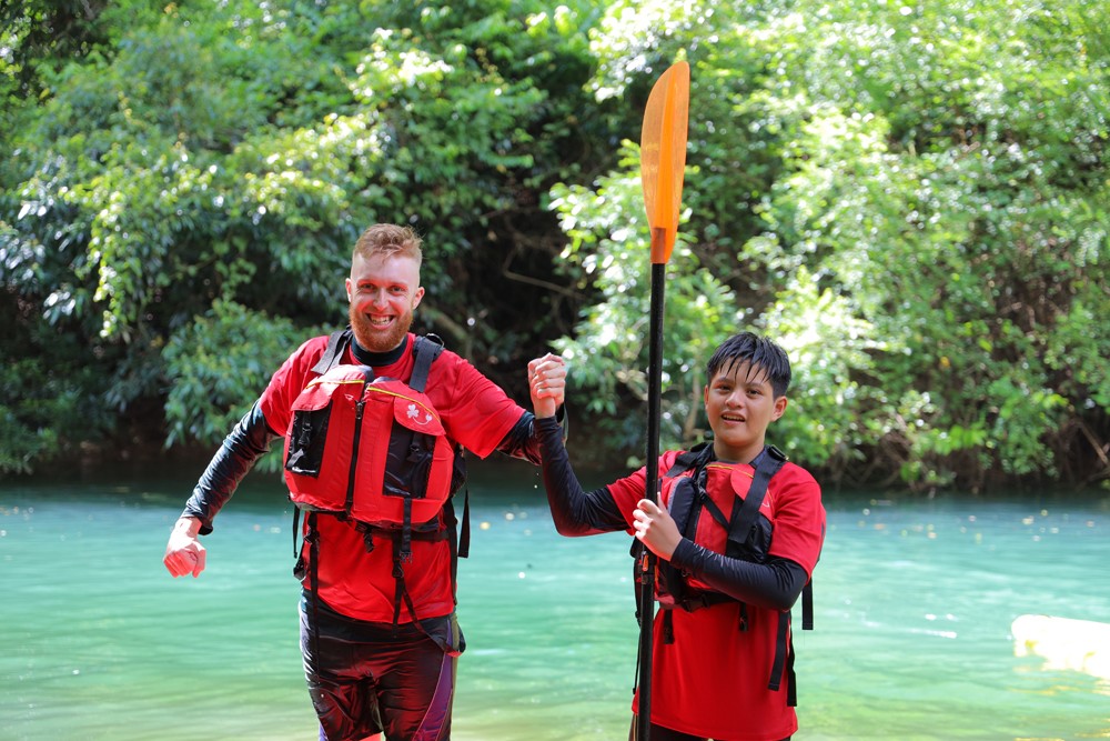 Đi bộ đường dài, chèo thuyền Kayak trên sông,… là một trong những hoạt động mà bé Cà Phê (con trai của diễn viên Thanh Thúy và đạo diễn Đức Thịnh) đã được trải nghiệm cùng bạn bè trong trại hè VUS Teen Camp 2023.&nbsp;