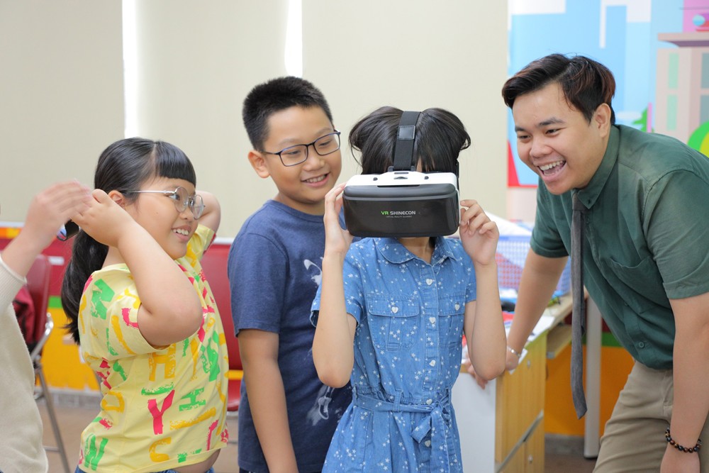 Ở các lớp hè tại VUS, học viên nhí còn được thỏa sức tưởng tượng qua lăng kính VR hiện đại. (Ảnh: VUS)&nbsp;