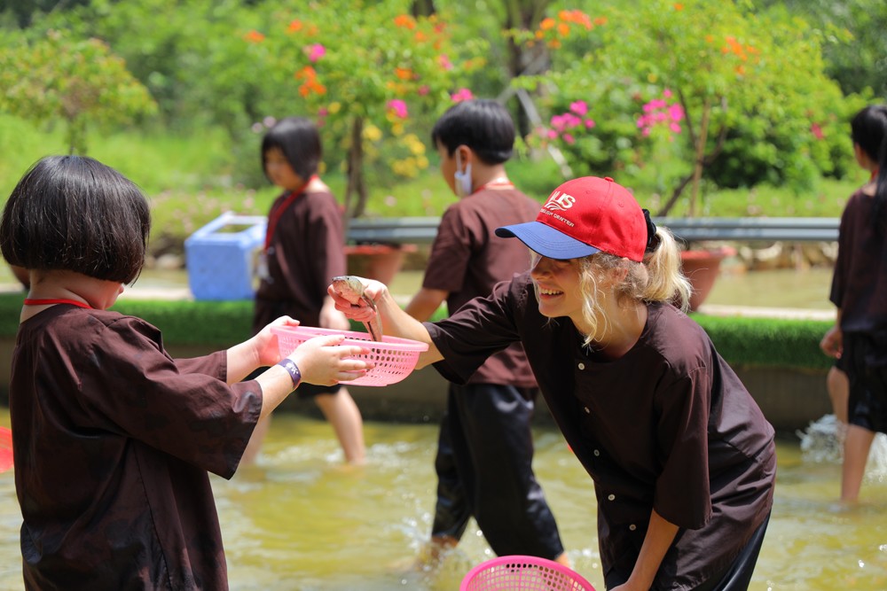 Kỳ dã ngoại ''Một ngày làm nông dân’’ đã đưa các học viên nhí của VUS ra đồng, trở thành bác nông dân say mê cấy lúa, bắt cá…, khám phá thiên nhiên. (Ảnh: VUS)&nbsp;