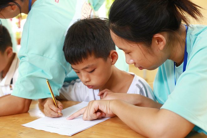 Học sinh trường chuyên Hà Nội - Amsterdam dạy tiếng Anh cho các em nhỏ - 1