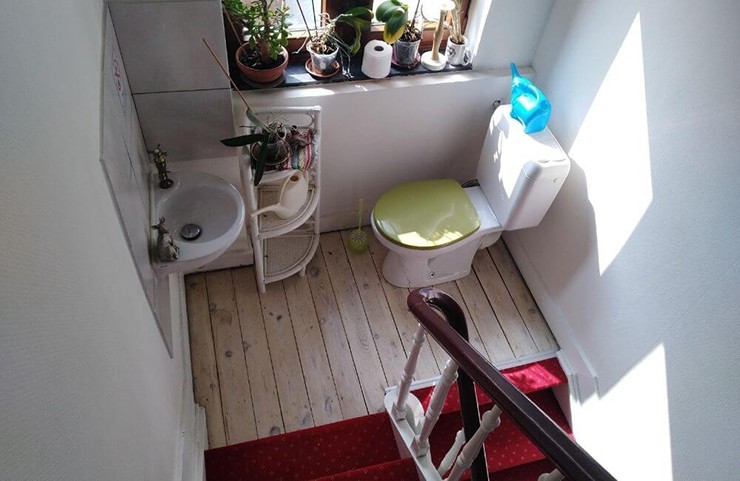 Thật khó hiểu khi nhà vệ sinh được đặt ngẫu nhiên trên cầu thang.
