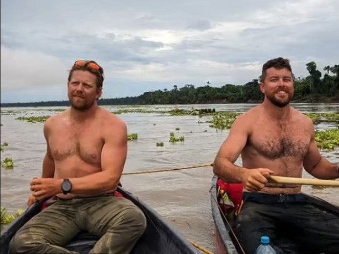 Ian Roberts (trái) và John Bathgate gặp sự cố khi đang trong hành trình chinh phục sông Amazon. Ảnh: Instagram