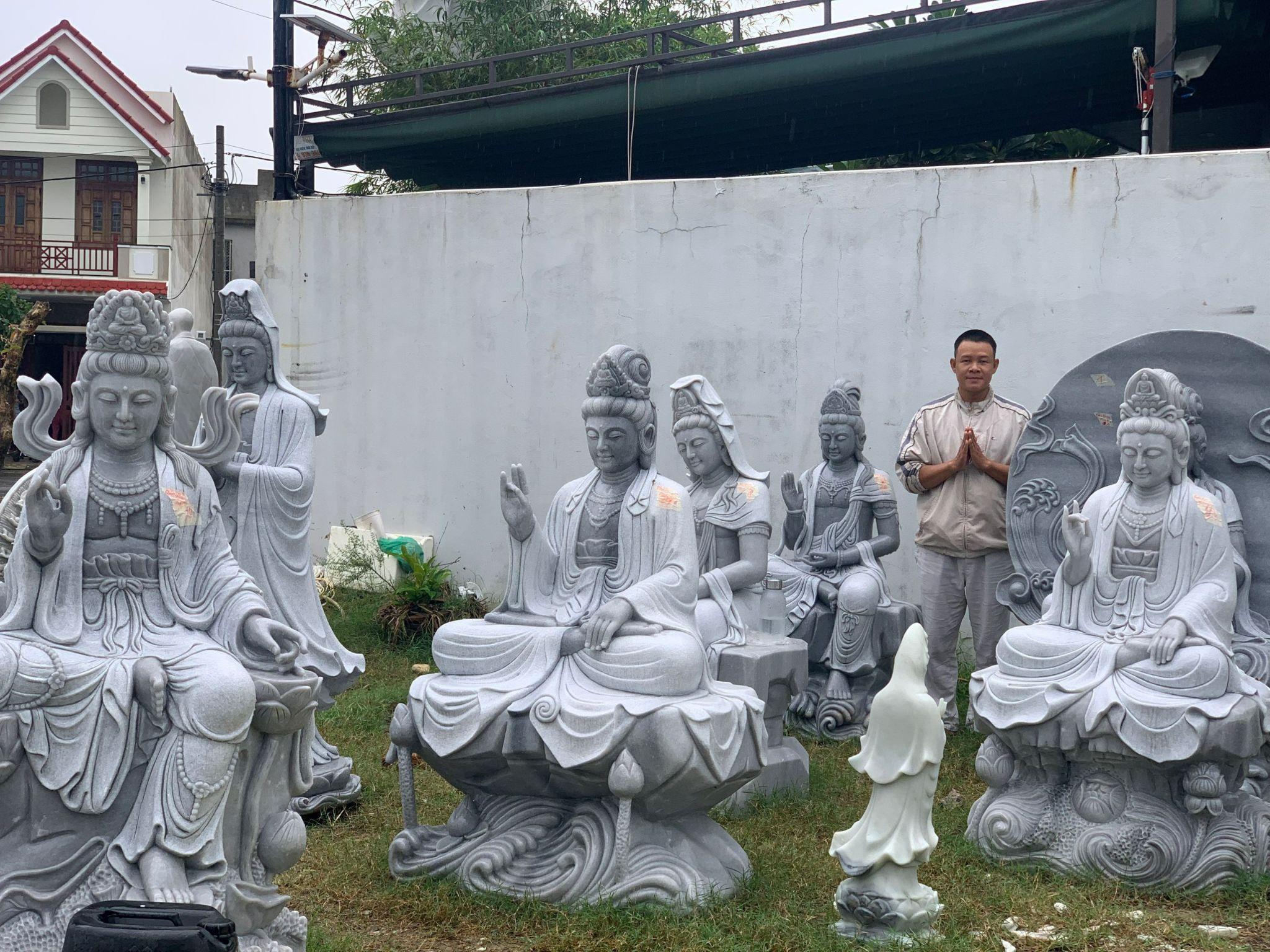 Tượng Quan Âm bằng đá do Cao Trang chế tác.