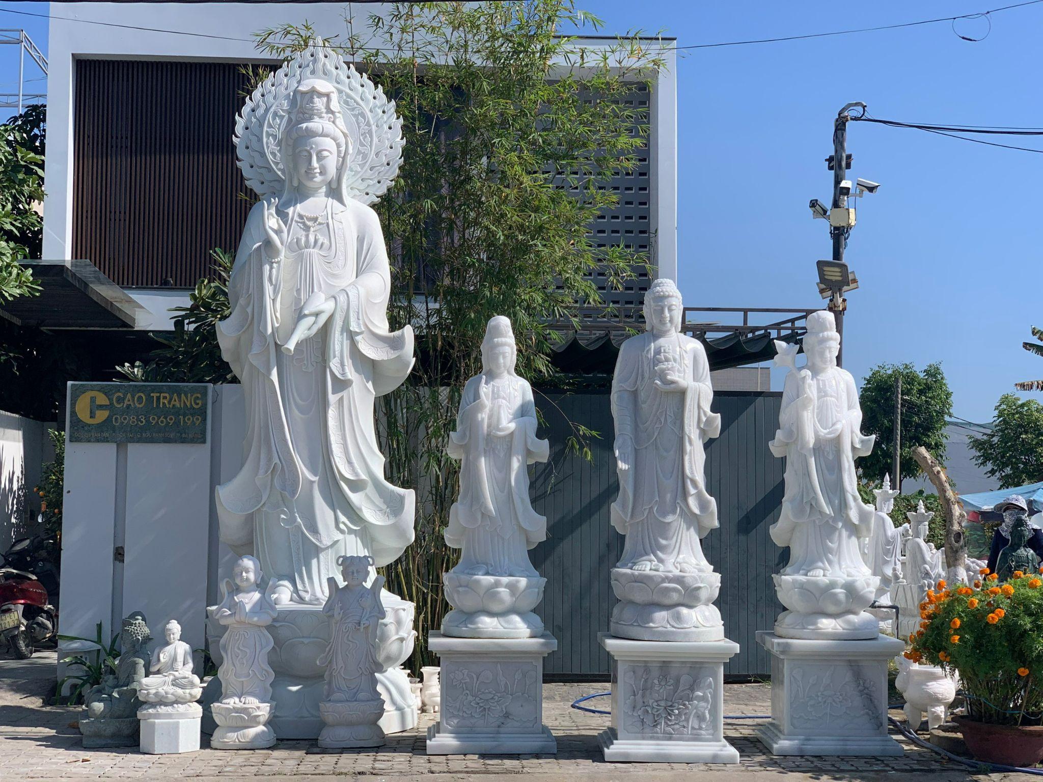 Các tôn tượng Phật bằng đá được chăm chút tỉ mỉ trong từng đường nét.