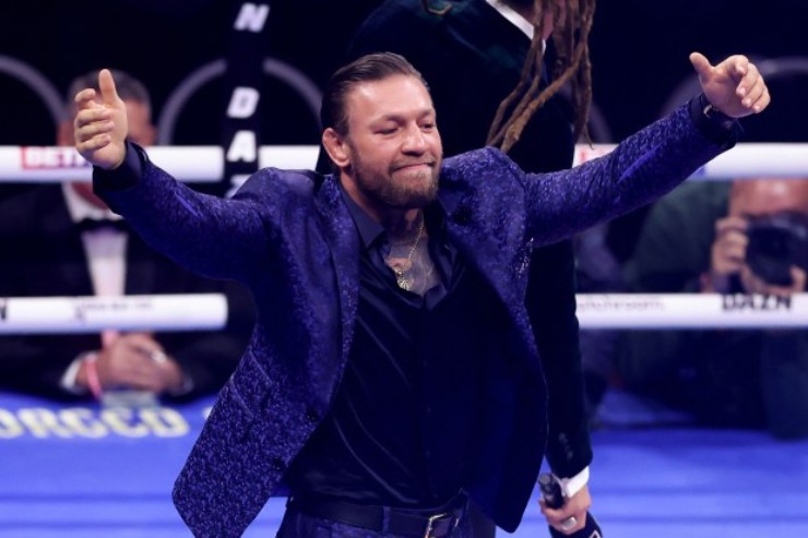 McGregor lên võ đài chúc mừng võ sĩ Joshua ở trận đấu diễn ra tối 12/8
