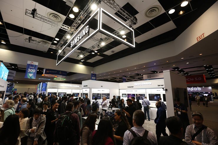 Gian hàng của Samsung tại hội nghị FMS 2023 đã trình làng SSD 256TB siêu “khủng”.
