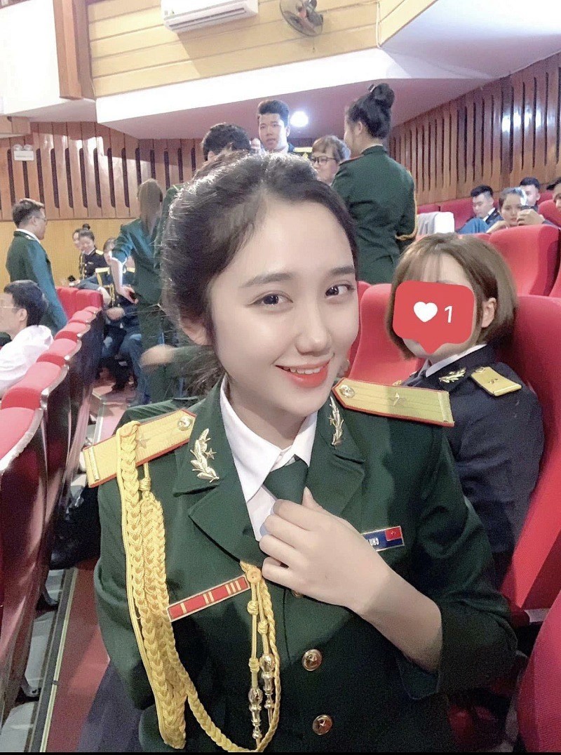 Mina Young nổi tiếng trên MXH nhờ hình ảnh diện áo quân nhân.