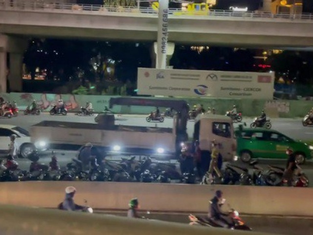 Pháp luật - CLIP: Công an chặn nhóm gần trăm người đi xe máy tụ tập ở cầu Sài Gòn
