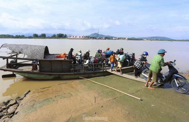 Trước đây cả thôn có 250 hộ dân nhưng nay chỉ còn 155 hộ với 340 nhân khẩu bám trụ lại bãi bồi này. Muốn qua được "ốc đảo" Hồng Lam, con đường duy nhất là đi thuyền gần 10 phút vượt sông Lam.